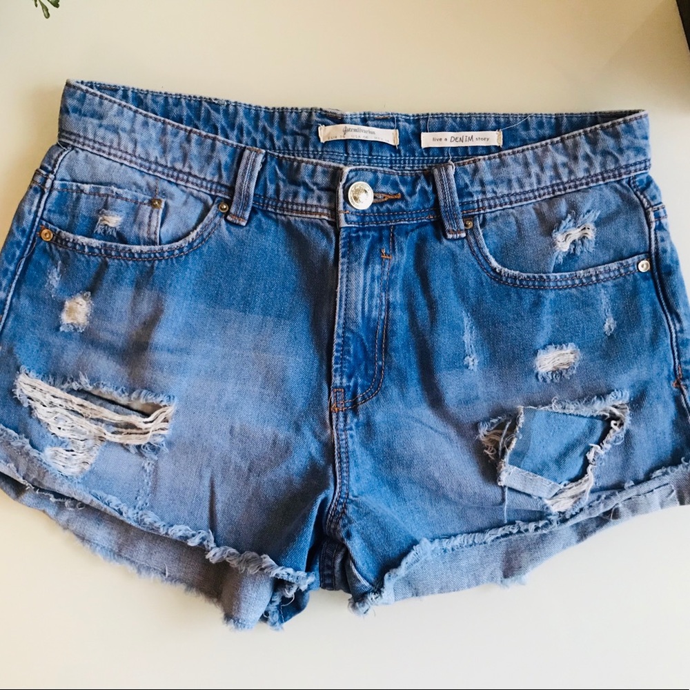 STRADIVARIUS DISTRESSED VINTAGE BLUE DENIM SHORTS - Picture 2 of 6
